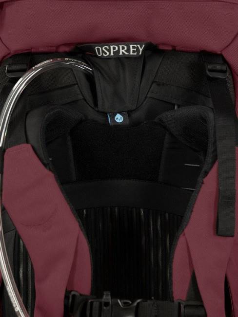 kadınlar derin uzay mavisi Osprey Archeon 45 sırt çantasıyla seyahat | seyahat | sarp kayalık 20VZ421