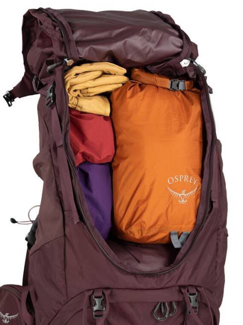 üniseks mürver Osprey Kyte 58 sırt çantasıyla seyahat 20VZ62